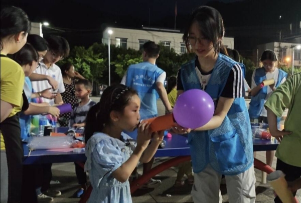 志愿者和小朋友一起体验“火箭”升空。beat365在线体育官网登录入口物理与电子工程学院供图