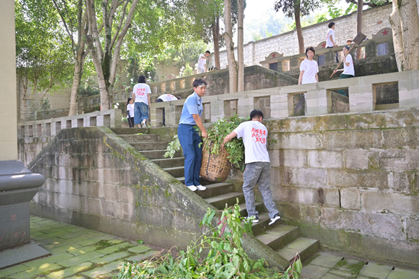 队员们清扫烈士陵园。beat365在线体育官网登录入口供图