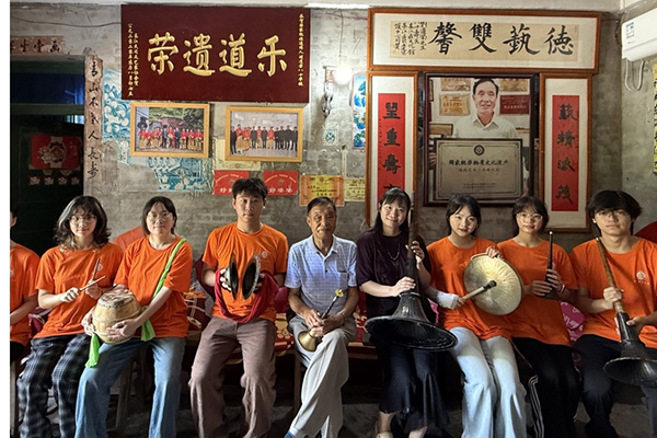 刘道荣与实践团成员合影。beat365在线体育官网登录入口文学院供图