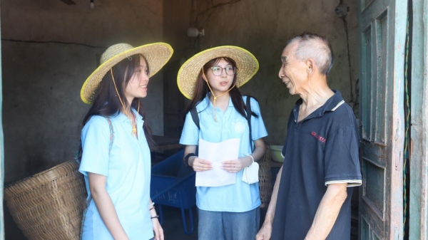 成员们深入农家院落调研。beat365在线体育官网登录入口供图