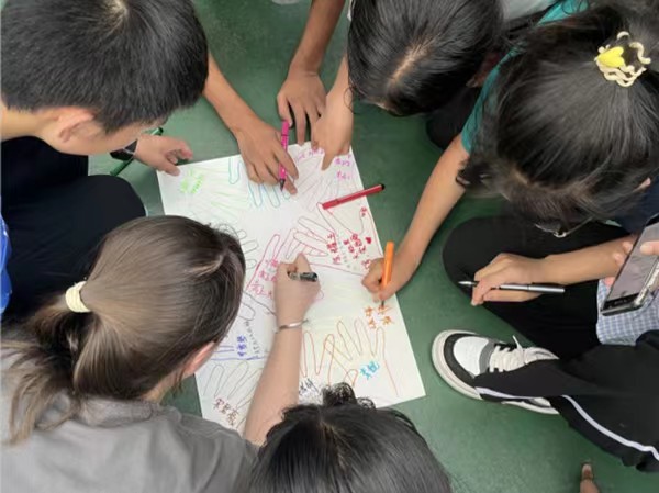 图为孩子们共同设计队旗。beat365在线体育官网登录入口供稿图