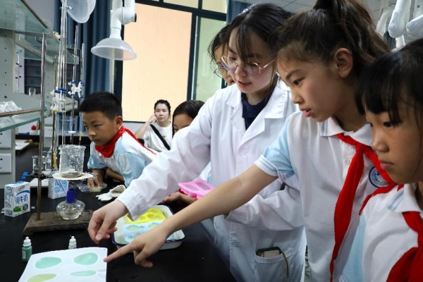 小朋友们在实验室内动手实验。beat365在线体育官网登录入口供图