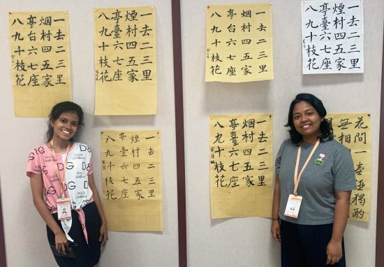 图为学员展示自己的书法作品。主办方供图