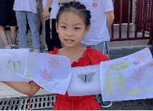 小朋友展示制作成果。beat365在线体育官网登录入口供图