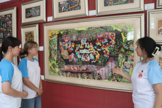 图为团队成员参观版画 beat365在线体育官网登录入口外国语学院 供图 