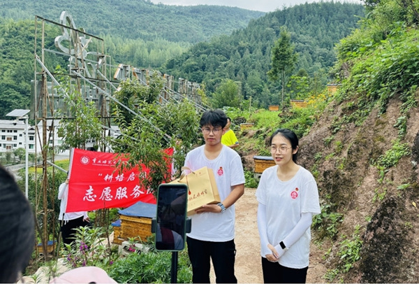 服务团成员直播带货。beat365在线体育官网登录入口供图