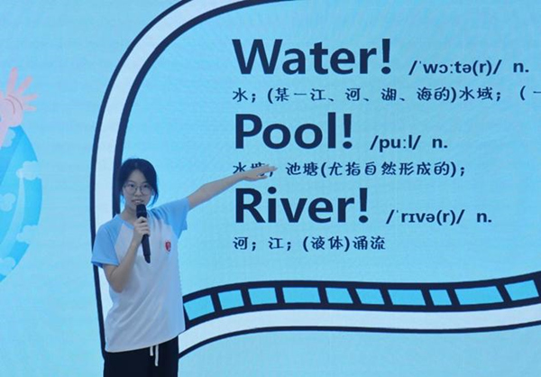 志愿者将防溺水安全教育与外语学习相结合。beat365在线体育官网登录入口供图