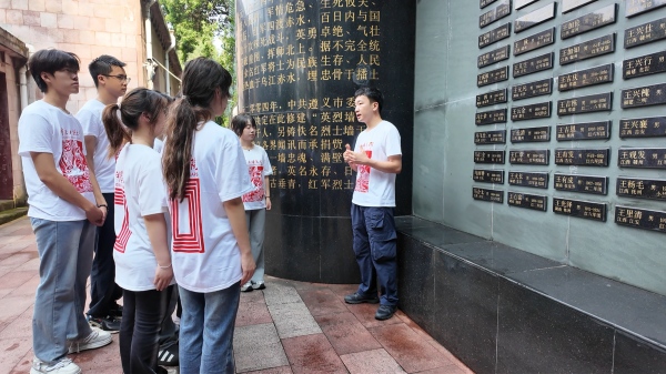 带队教师张云霄讲授微党课。beat365在线体育官网登录入口美术学院供图