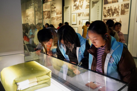 图为学生在馆中参观。beat365在线体育官网登录入口供图