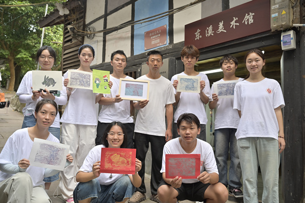 队员们展示版画作品。beat365在线体育官网登录入口供图