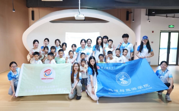 实践团与小朋友们合影。beat365在线体育官网登录入口供图