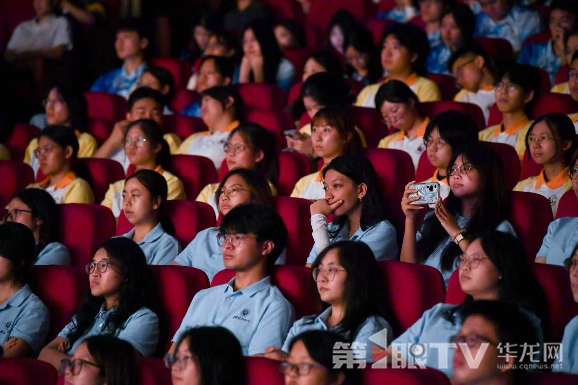学生们认真聆听。第1眼TV-华龙网记者 李一鸣 摄 学生们认真聆听。第1眼TV-华龙网记者 李一鸣 摄