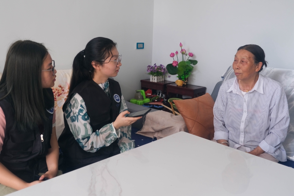 超广角“团队走访空巢老人2 摄谢梦蕾 超广角“团队走访空巢老人2 摄谢梦蕾