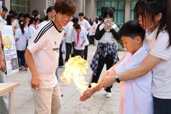 小朋友们在室外广场体验“火焰掌”实验。beat365在线体育官网登录入口供图