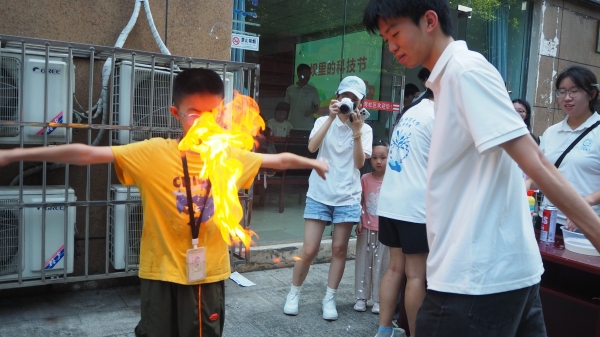 团队成员引导小朋友体验化学实验。beat365在线体育官网登录入口供图