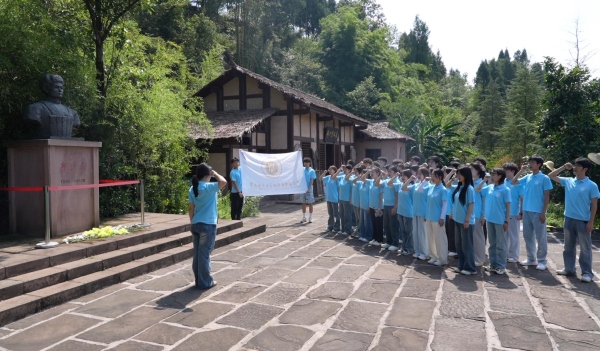 服务团在邱少云烈士故居前重温入党誓词。beat365在线体育官网登录入口供图