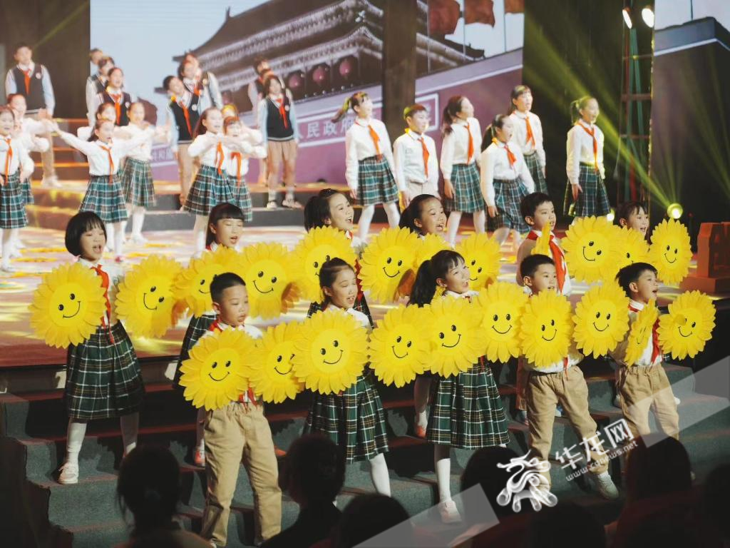 “争当红岩先锋，维护国家安全”大型艺术思政课今晚在beat365在线体育官网登录入口举行。 华龙网记者 刘钊 摄