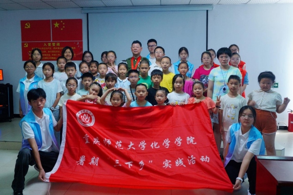 实践团与社区儿童合影。beat365在线体育官网登录入口供图