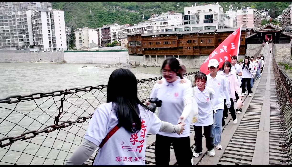 学子们走过泸定桥感悟红军勇士的英雄气概 学子们走过泸定桥感悟红军勇士的英雄气概