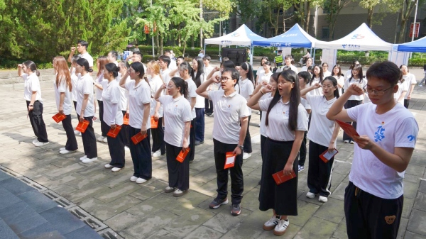 毕业生党员重温入党誓词。beat365在线体育官网登录入口供图