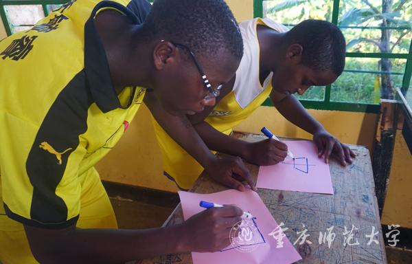 卢旺达孔子学院学生书写标语