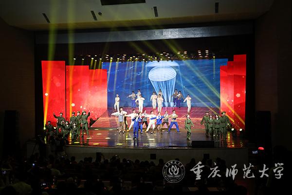 11.歌舞表演《我们走在大路上》