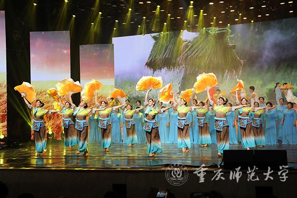 14.情景歌表演《在希望的田野上》