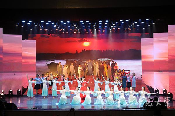3.情景歌舞《南湖的船,党的摇篮》