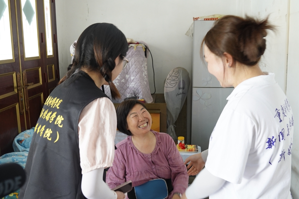 “超广角”团队与老人交谈2 摄刘炼志 “超广角”团队与老人交谈2 摄刘炼志